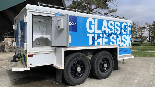Un réservoir d'eau potable mobile est stationné au milieu d'un parc à Edmonton.