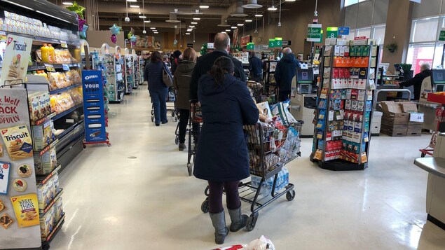Des clients font la file dans une épicerie de Charlottetown le 7 janvier 2021.