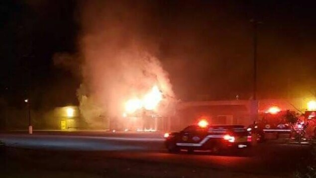 Une photo prise pendant la nuit, lorsque les flammes sortaient du bâtiment. Une photo prise pendant la nuit, lorsque les flammes sortaient du bâtiment.