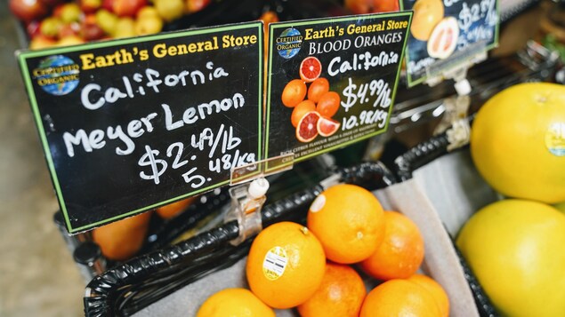 Des fruits dans un magasin d'alimentation à Edmonton.