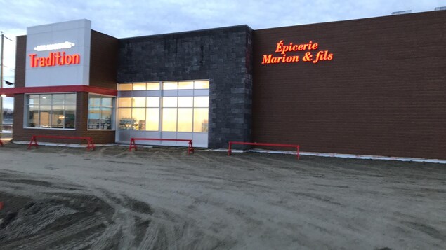 Le stationnement du nouveau bâtiment de l'Épicerie Marion & fils à Palmarolle n'est pas encore asphalté.