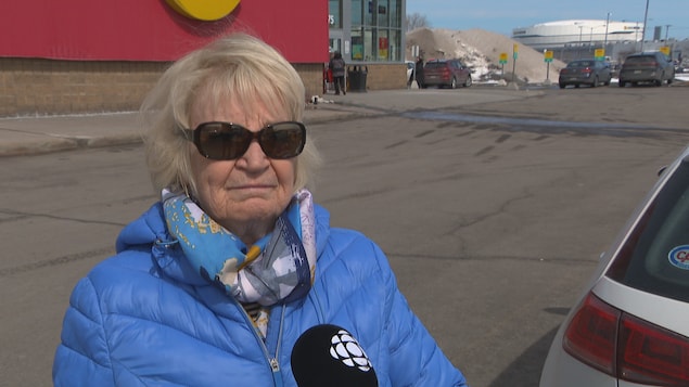 Une dame devant le Super C.