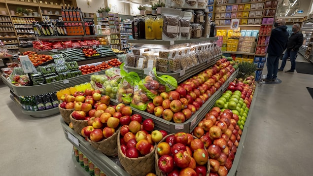 Una sección de frutas y verduras en una tienda de comestibles.