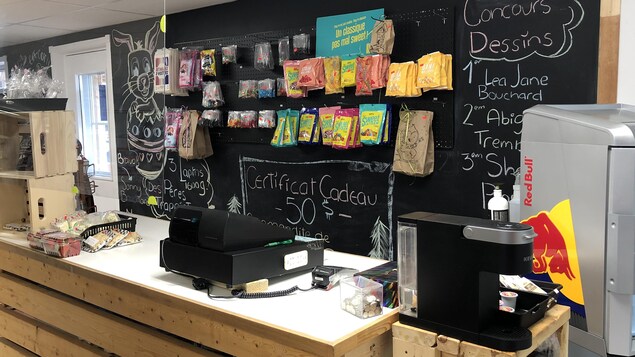 Le comptoir d'une épicerie