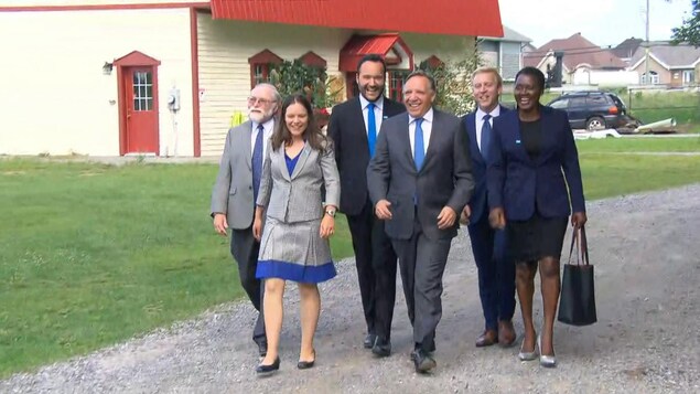 François Legault entouré des candidats de l'Outaouais.