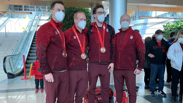 Curling : l’équipe de Brad Gushue de retour à Terre-Neuve, médaille au cou