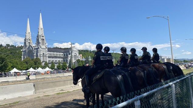 Six agents de la Sûreté du Québec sur des cheveux.