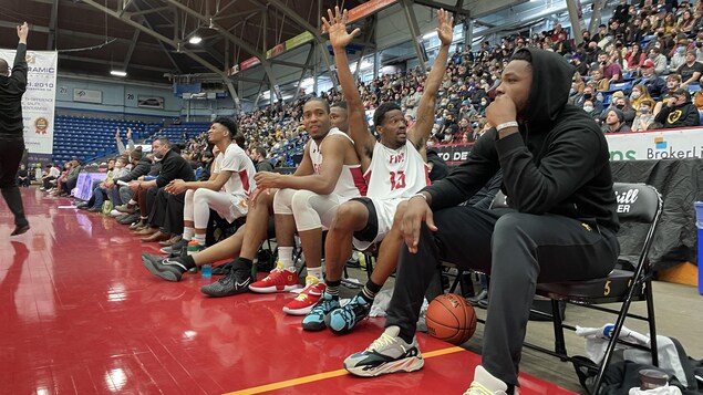 Le Five de Sudbury fête son retour devant ses partisans avec une victoire