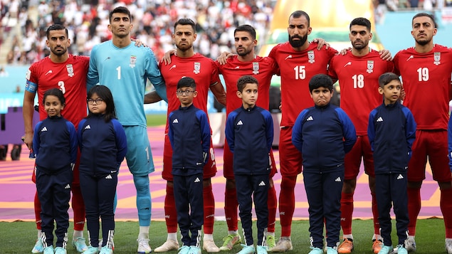 Les joueurs iraniens ne chantent pas leur hymne à la Coupe du monde, un geste qui divise