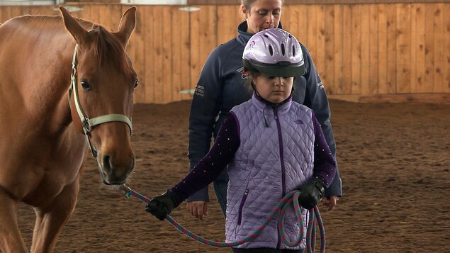 Kamille Cardin et un cheval. Kamille Cardin et un cheval.
