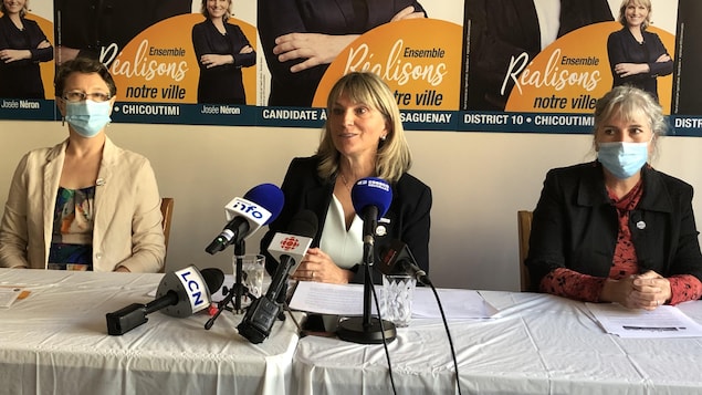 Josée Néron et deux autres candidates s'adressent aux médias.