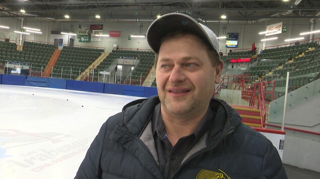 Le parcours d'Alexis Marceau inspire les autres jeunes patineurs, croit son ancien entraîneur, Éric Bernier. Le parcours d'Alexis Marceau inspire les autres jeunes patineurs, croit son ancien entraîneur, Éric Bernier.