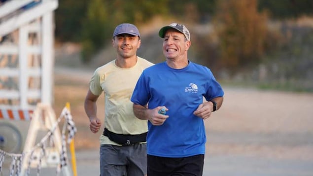 Deux coureurs pendant une course, qui sourient malgré la douleur.