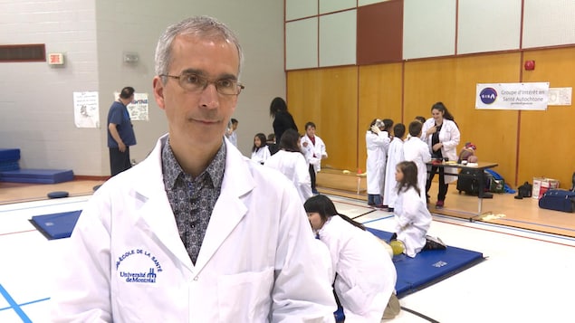 Le professeur dans le gymnase de l'école Johnny Pilot Le professeur dans le gymnase de l'école Johnny Pilot