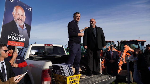 Éric Duhaime et Frédéric Poulin dans une camionnette.