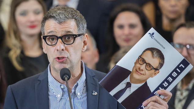 Le chef du Parti conservateur du Québec, Éric Duhaime, parle au micro.