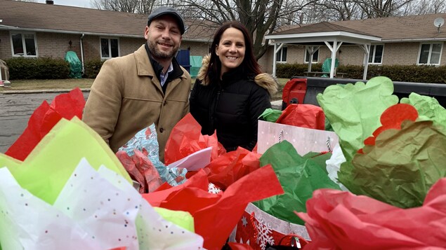 Éric et Pascale Fournier devant plusieurs cadeaux.
