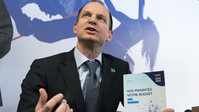 Le ministre des Finances du Québec, Éric Girard, s'est prêté mercredi à la traditionnelle séance de photos, à la veille du dépôt de son premier budget.