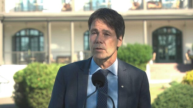 Le Dr Eric Hoskins en conférence de presse à l'extérieur le 20 juillet 2018. Le Dr Eric Hoskins en conférence de presse à l'extérieur le 20 juillet 2018.