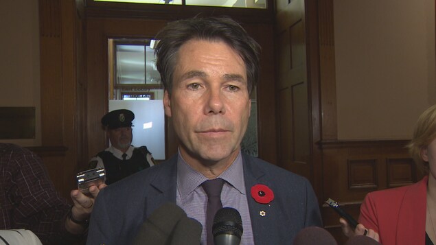 Le ministre est en mêlée de presse, devant des micros à l'assemblée législative de l'Ontario Le ministre est en mêlée de presse, devant des micros à l'assemblée législative de l'Ontario
