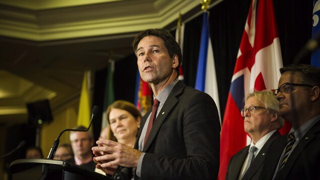 Le ministre de la Santé de l’Ontario, Eric Hoskins Le ministre de la Santé de l’Ontario, Eric Hoskins