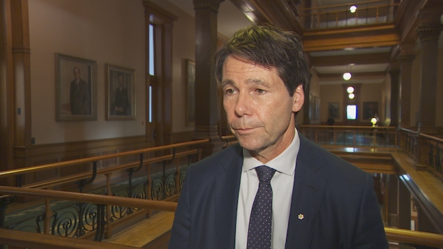 Le ministre de la Santé de l'Ontario, Eric Hoskins Le ministre de la Santé de l'Ontario, Eric Hoskins