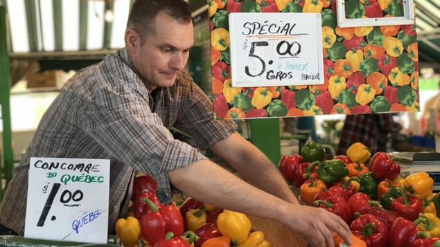 Éric L'Écuyer, maraîcher, présent au marché depuis plus de 40 ans. Éric L'Écuyer, maraîcher, présent au marché depuis plus de 40 ans.