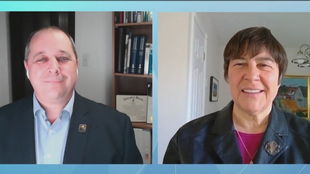 Éric Marquis (à gauche) et Lise Ouellette (à droite) lors d'une entrevue le 4 mai 2021 au Téléjournal Acadie.