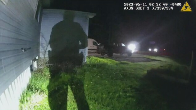 L'ombre du sergent Eric Mueller sur la maison d'Alain Bellefeuille.