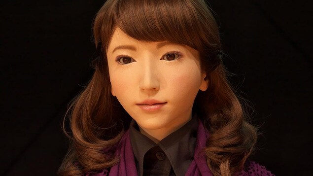 Portrait d'un robot ressemblant à une femme asiatique.