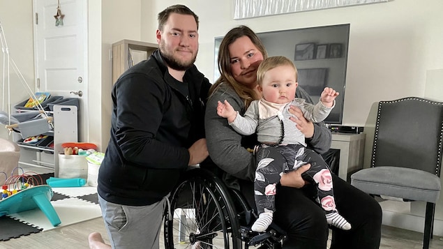 Une jeune mère handicapée de Trois-Rivières, Érika Hamel, son conjoint et sa fille