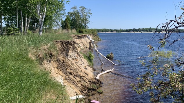 Un terrain sur le bord de l'eau.