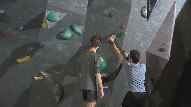 Deux amateurs d'escalade se préparent à grimper.