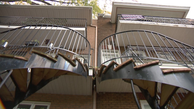 Vue en contre-plongée d'escaliers extérieurs.