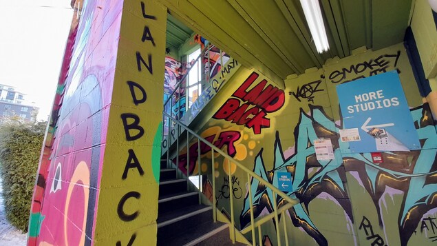 Cage d'escaliers peinte avec des graffitis.