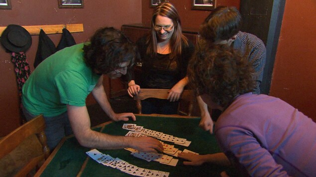 Des participants dans un jeu inspiré de l'époque de la prohibition. Des participants dans un jeu inspiré de l'époque de la prohibition.