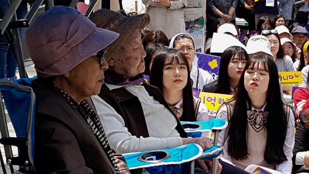 Deux nonagénaires sud-coréennes qui ont été des esclaves sexuelles de l'armée impériale du Japon dans leur jeunesse. Séoul, mai 2017. Deux nonagénaires sud-coréennes qui ont été des esclaves sexuelles de l'armée impériale du Japon dans leur jeunesse. Séoul, mai 2017.
