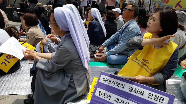 Séoul, mai 2017. Participants à la manifestation sud-coréenne hebdomadaire qui réclame justice pour les survivantes de l'esclavage sexuel de l'armée impériale du Japon durant la Seconde Guerre mondiale. Séoul, mai 2017. Participants à la manifestation sud-coréenne hebdomadaire qui réclame justice pour les survivantes de l'esclavage sexuel de l'armée impériale du Japon durant la Seconde Guerre mondiale.