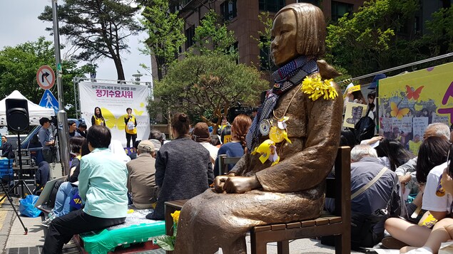 Statue symbolisant les « femmes de réconfort », devant l'ambassade du Japon à Séoul, mai 2017. Statue symbolisant les « femmes de réconfort », devant l'ambassade du Japon à Séoul, mai 2017.