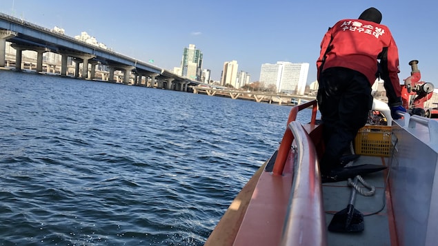 Les pompiers foncent vers le pont Mapo, dit "le pont des suicidés". Séoul, février 2018