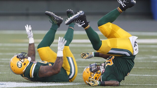 Les joueurs Da'Quan Bowers (à g.) et Odell Willis des Eskimos d'Edmonton célèbrent sur le terrain du Commonwealth Stadium. Les joueurs Da'Quan Bowers (à g.) et Odell Willis des Eskimos d'Edmonton célèbrent sur le terrain du Commonwealth Stadium.