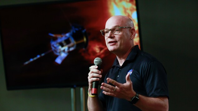 Un scientifique de la NASA devant un écran. Un scientifique de la NASA devant un écran.