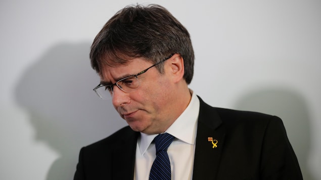Carles Puigdemont regarde vers le sol.