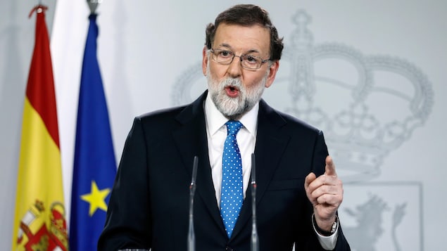 Le premier ministre espagnol Mariano Rajoy devant un lutrin.