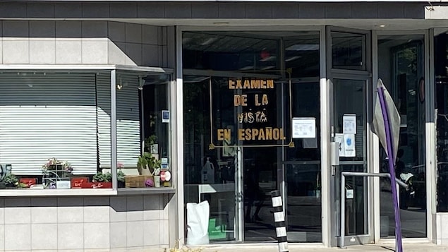 Une vitrine où l'on peut lire "Examen de la vue en espagnol" à Montréal. 
Selon le recensement de 2021, l'espagnol est la troisième langue étrangère la plus parlée au Canada. Dans les villes de Montréal et de Québec, elle occupe la première place. 