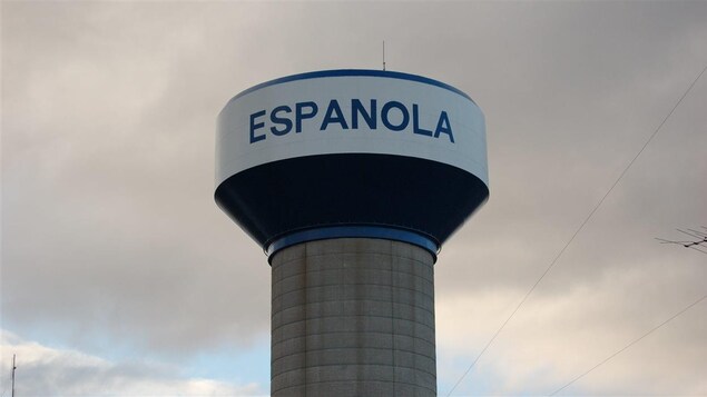 Le réservoir d’eau potable de la ville d'Espanola en Ontario. Le réservoir d’eau potable de la ville d'Espanola en Ontario.