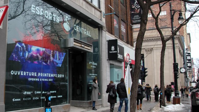 Une immense affiche annonce l'ouverture de l'eSports Central et couvre la devanture d'un immeuble.