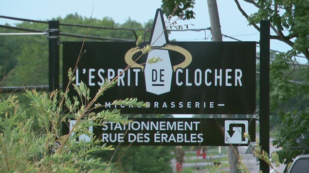 Une affiche identifiant la microbrasserie L'Esprit du clocher.