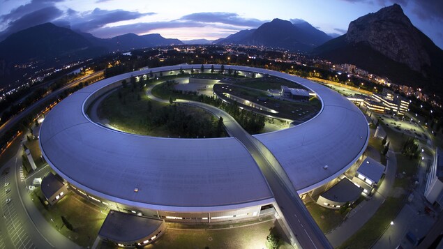 Un bâtiment circulaire au milieu des montagnes.