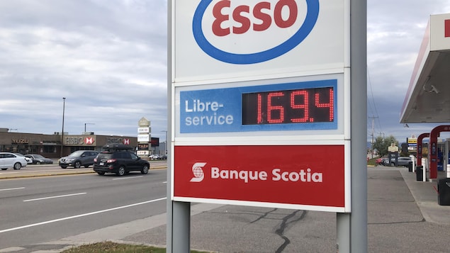 Une affiche de prix de l'essence sur un boulevard.
